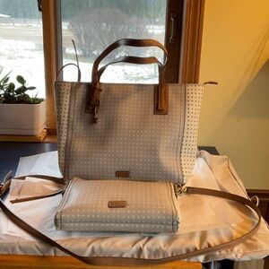 Fossil Tote with zipper closure with matching crossbody bag! Cute heart pattern